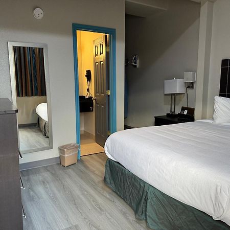Executive Inn Кристал-Сити Экстерьер фото