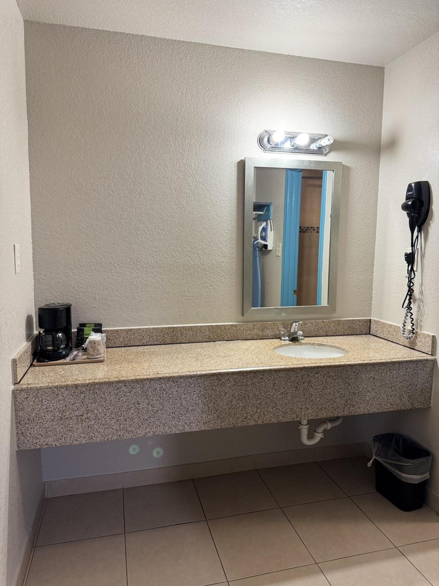 Executive Inn Кристал-Сити Экстерьер фото