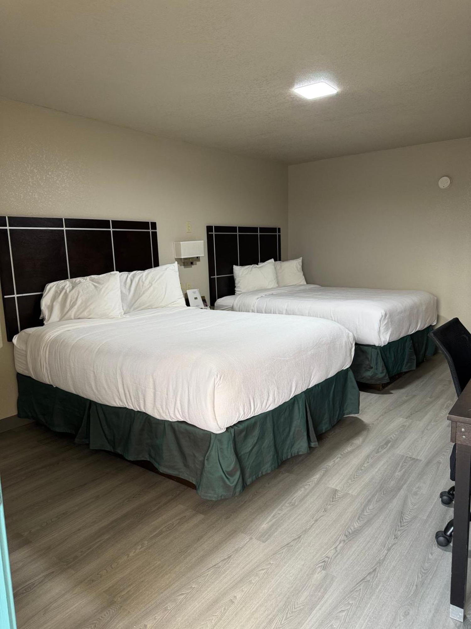 Executive Inn Кристал-Сити Экстерьер фото