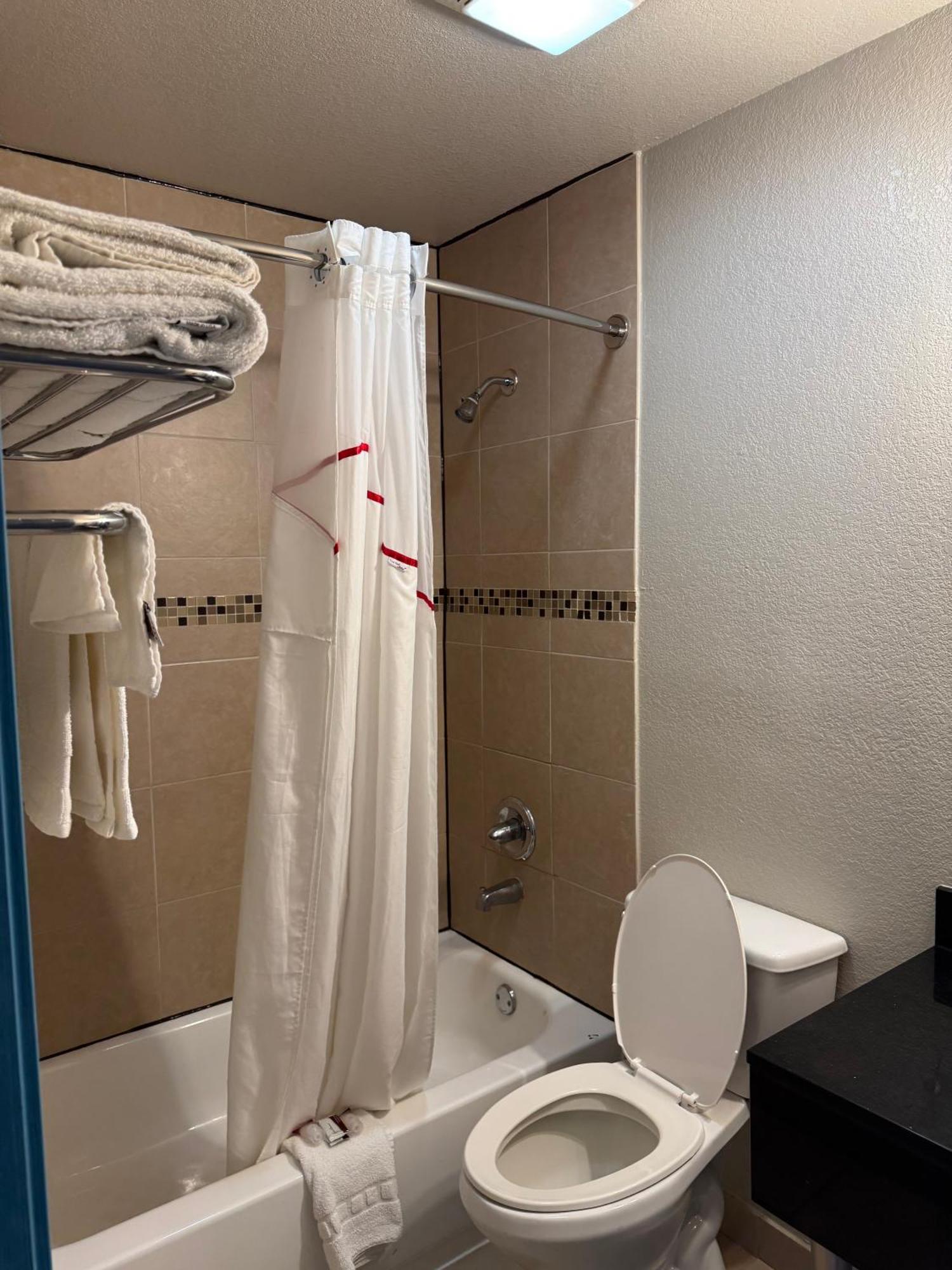 Executive Inn Кристал-Сити Экстерьер фото