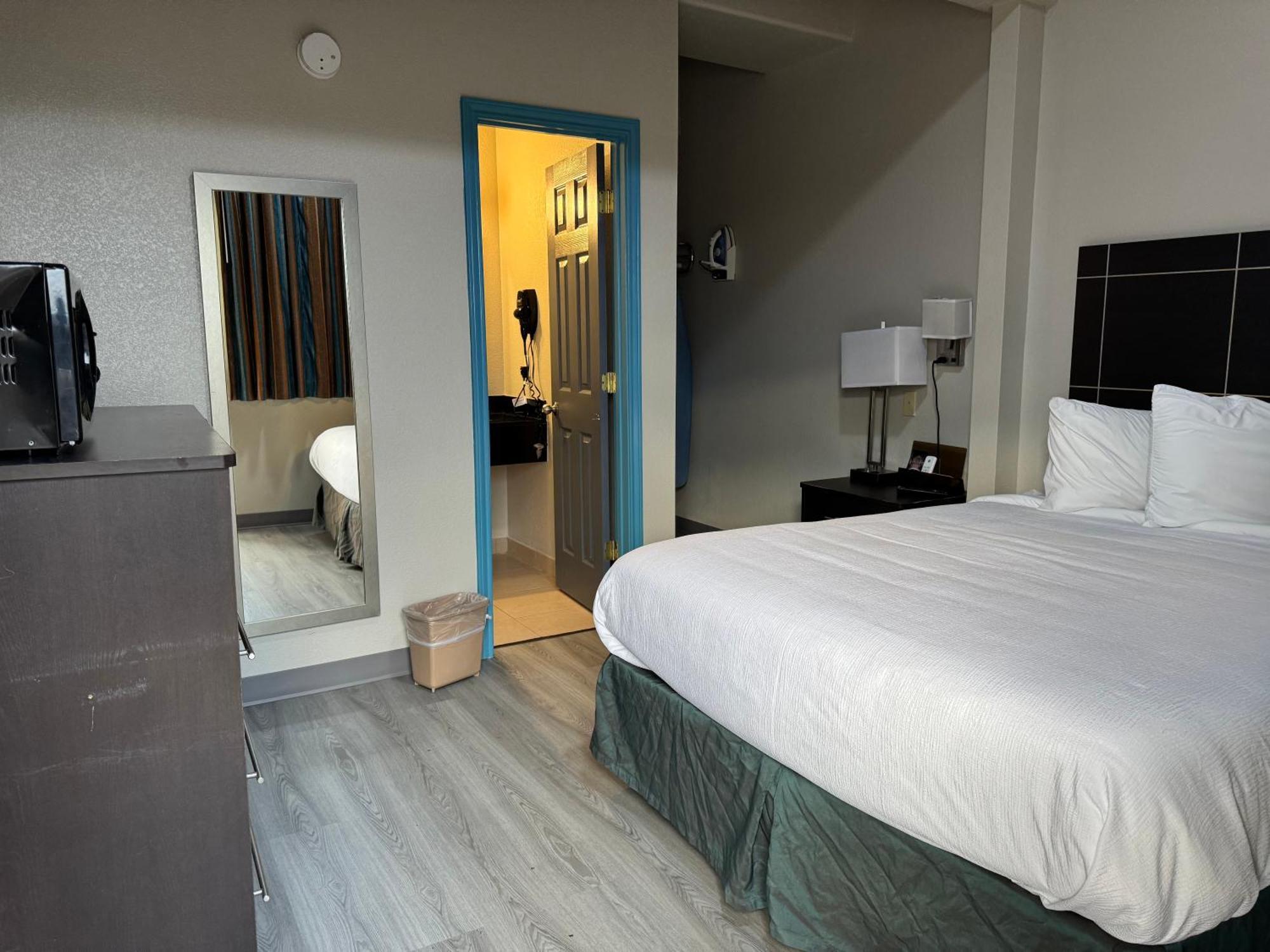 Executive Inn Кристал-Сити Экстерьер фото