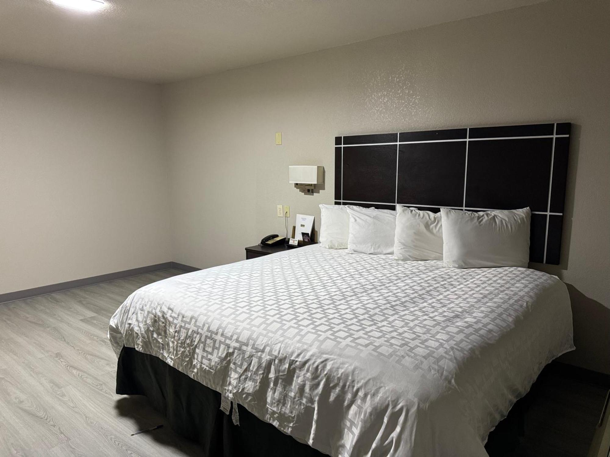 Executive Inn Кристал-Сити Экстерьер фото
