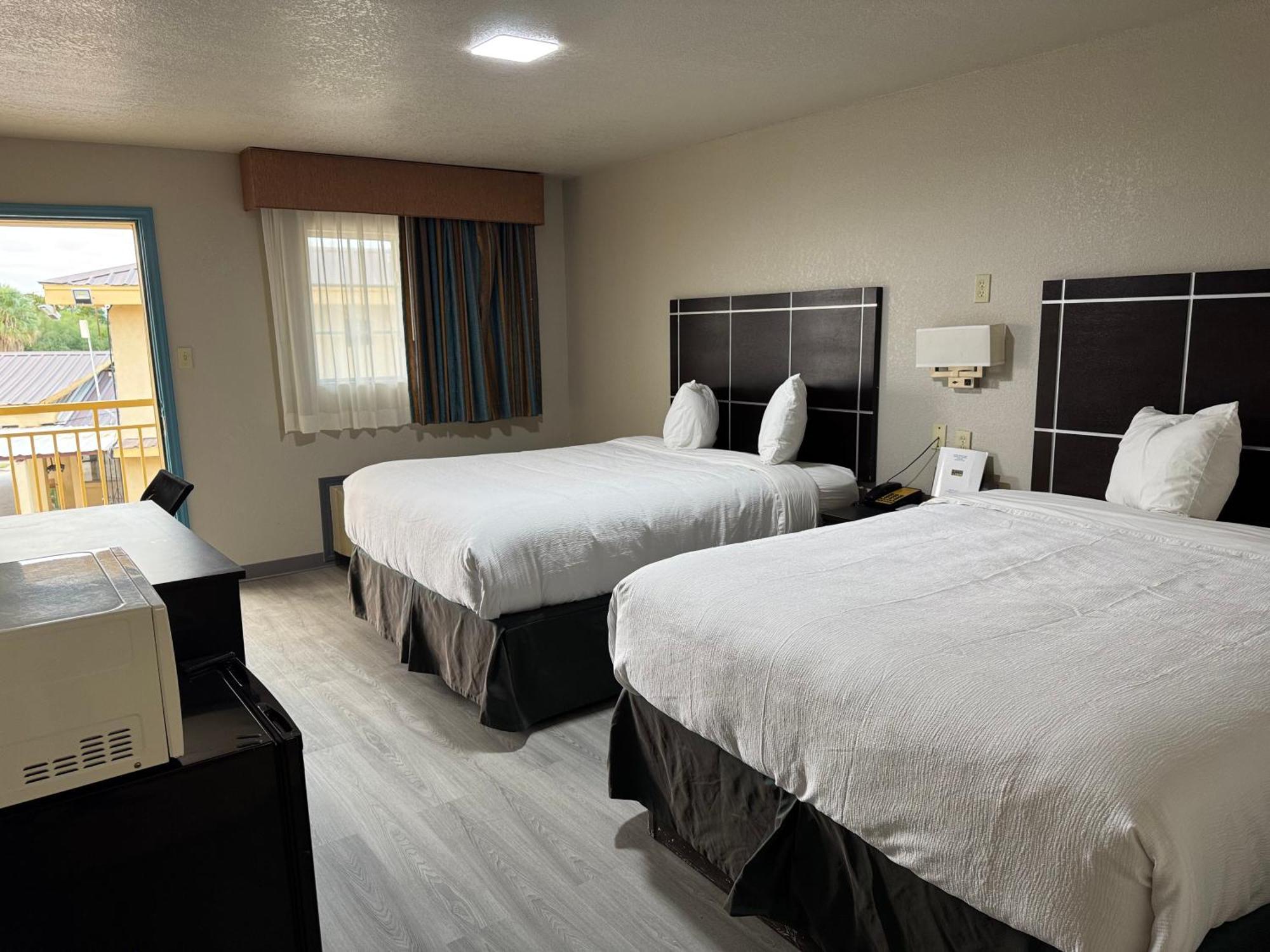 Executive Inn Кристал-Сити Экстерьер фото