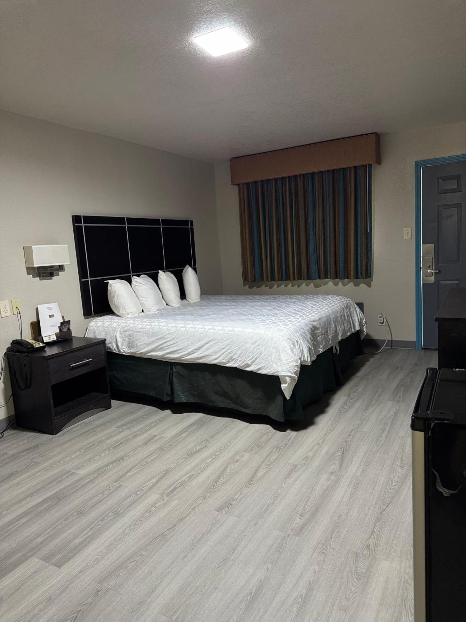 Executive Inn Кристал-Сити Экстерьер фото